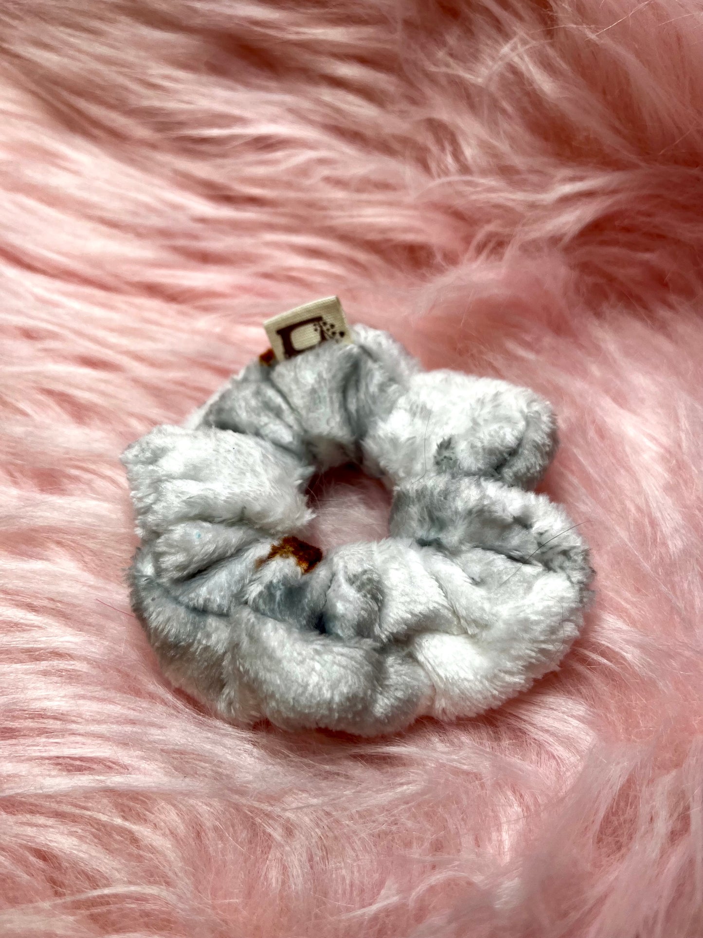 Eleganter handgefertigter Scrunchie im charmanten Fuchsmuster
