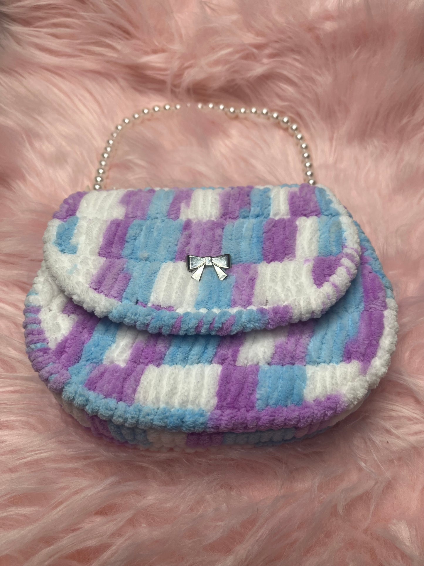 Flauschige Pastell-Handtasche mit Perlenhenkel – Handmade & Kawaii-Style