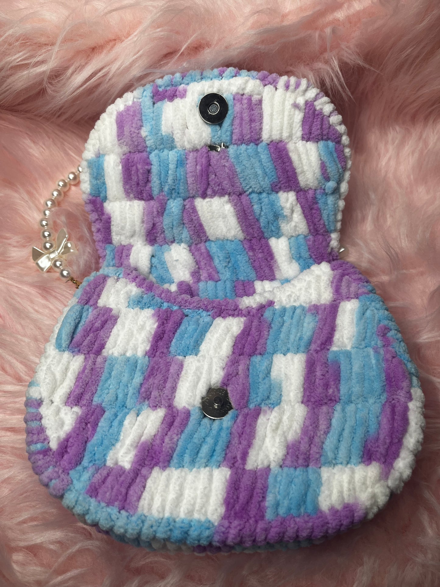 Flauschige Pastell-Handtasche mit Perlenhenkel – Handmade & Kawaii-Style