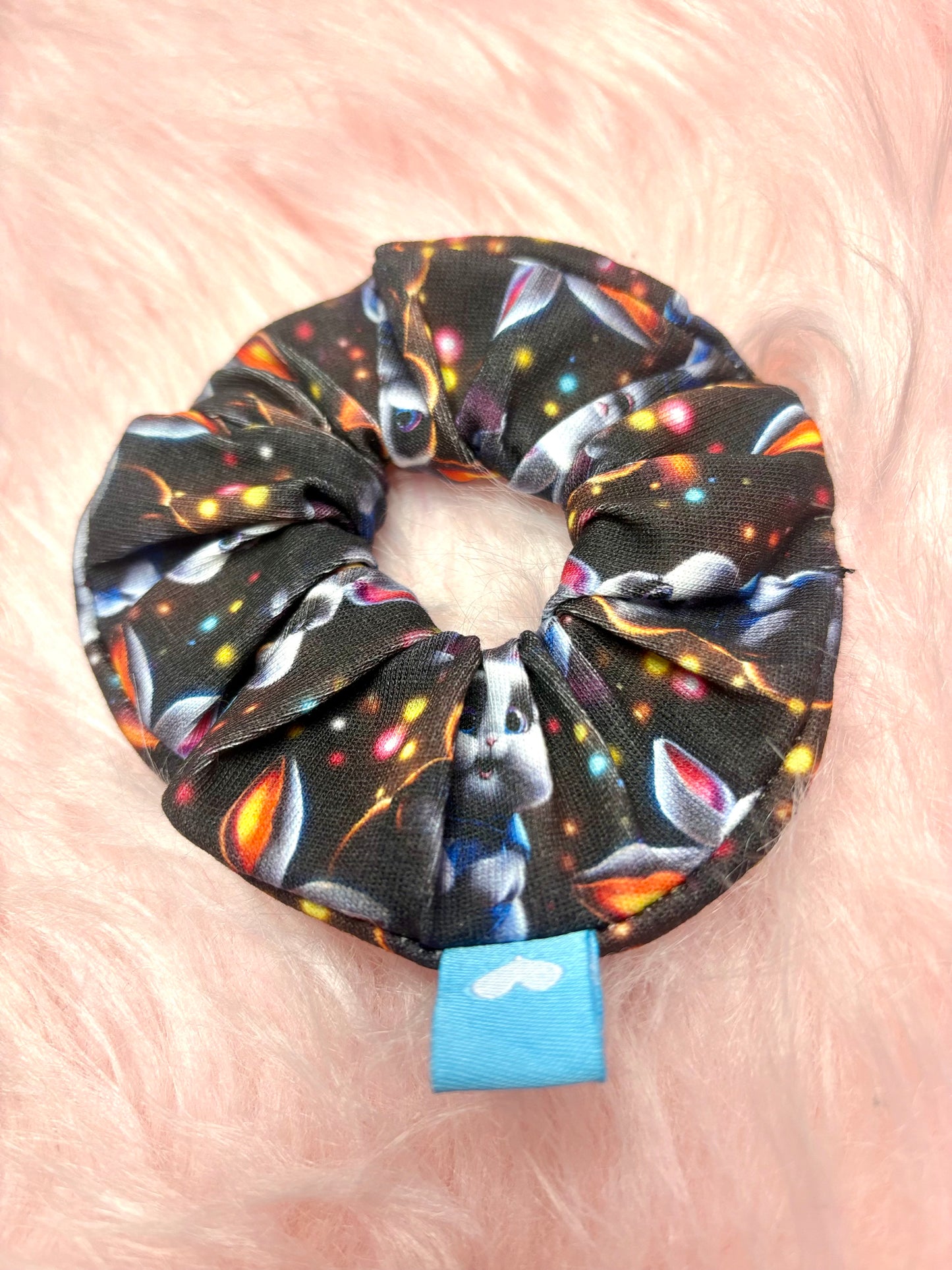 Handgefertigter Osterhasen Scrunchie – Perfektes Accessoire für den Frühling
