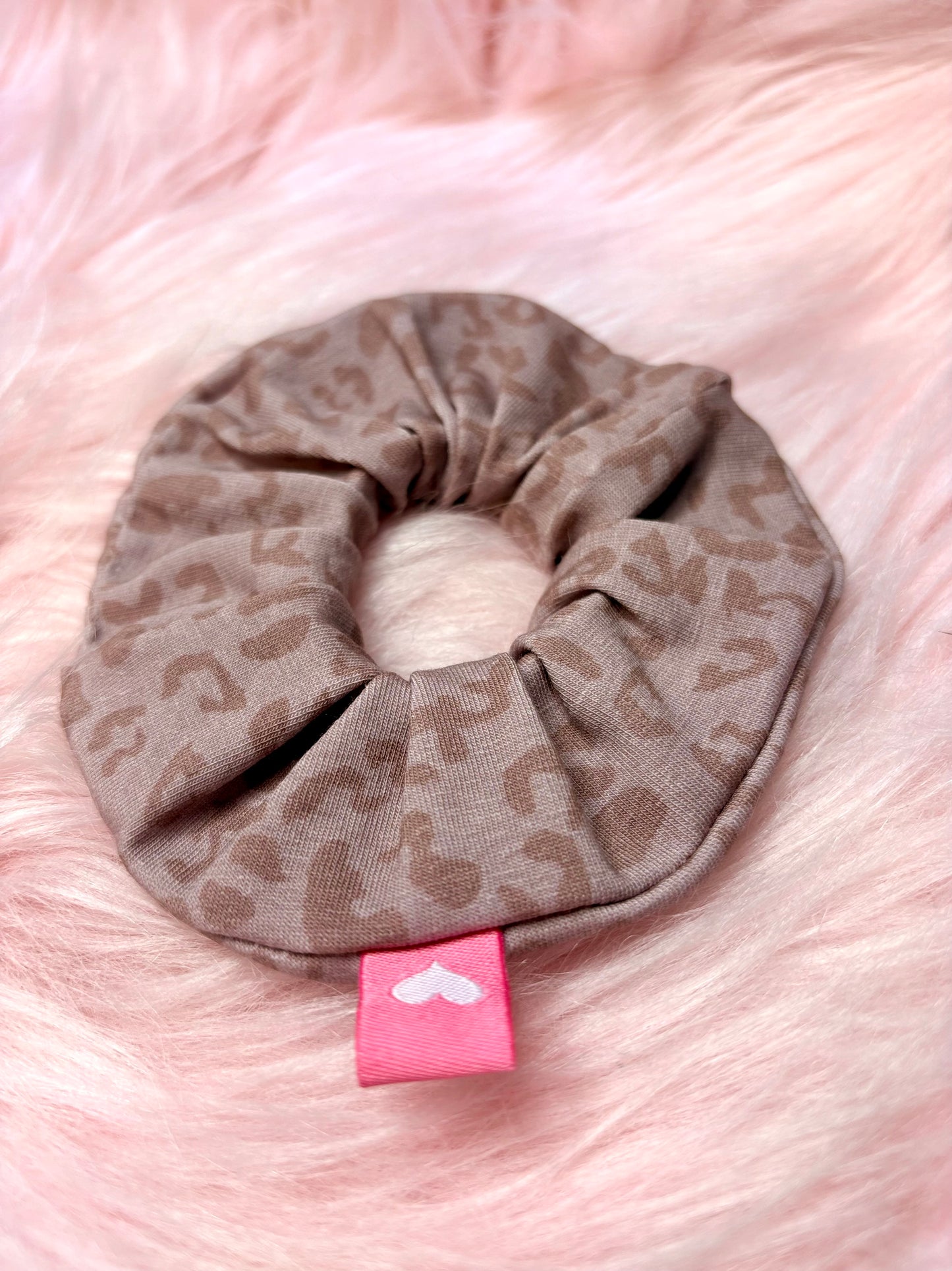 Handgemachter Pinker Scrunchie aus Bio-Baumwolle – Der perfekte Haarschmuck für einen nachhaltigen Look!