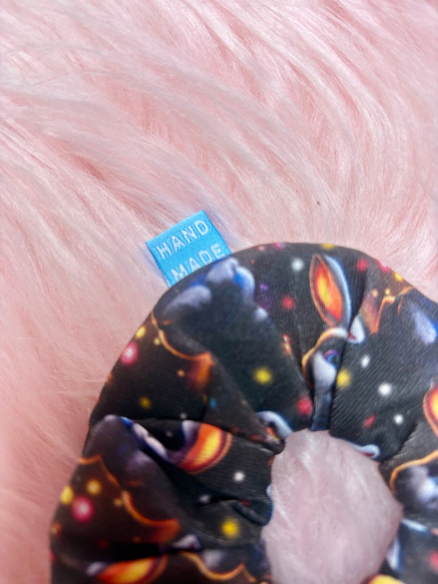 Handgefertigter Osterhasen Scrunchie – Perfektes Accessoire für den Frühling