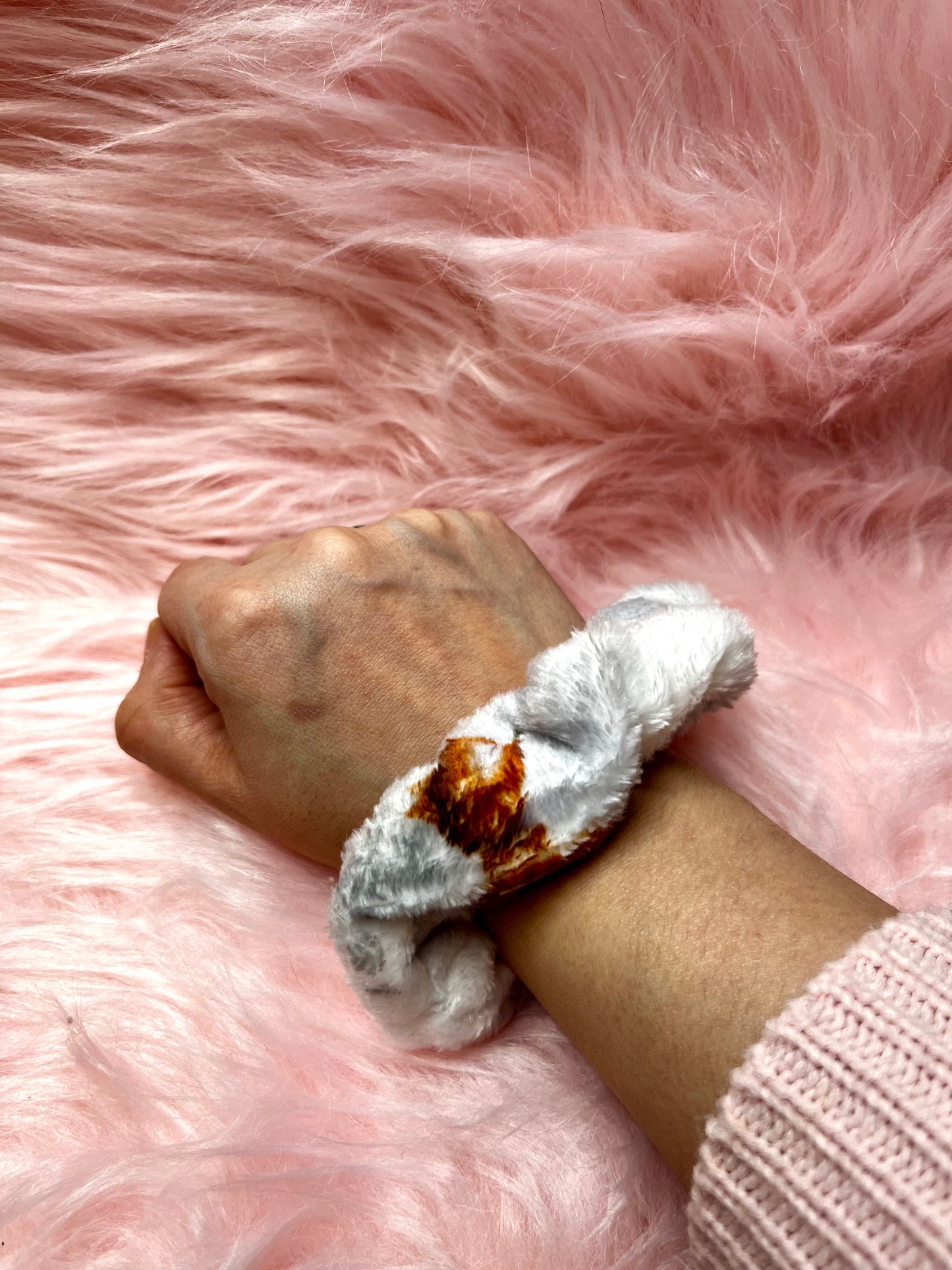 Eleganter handgefertigter Scrunchie im charmanten Fuchsmuster