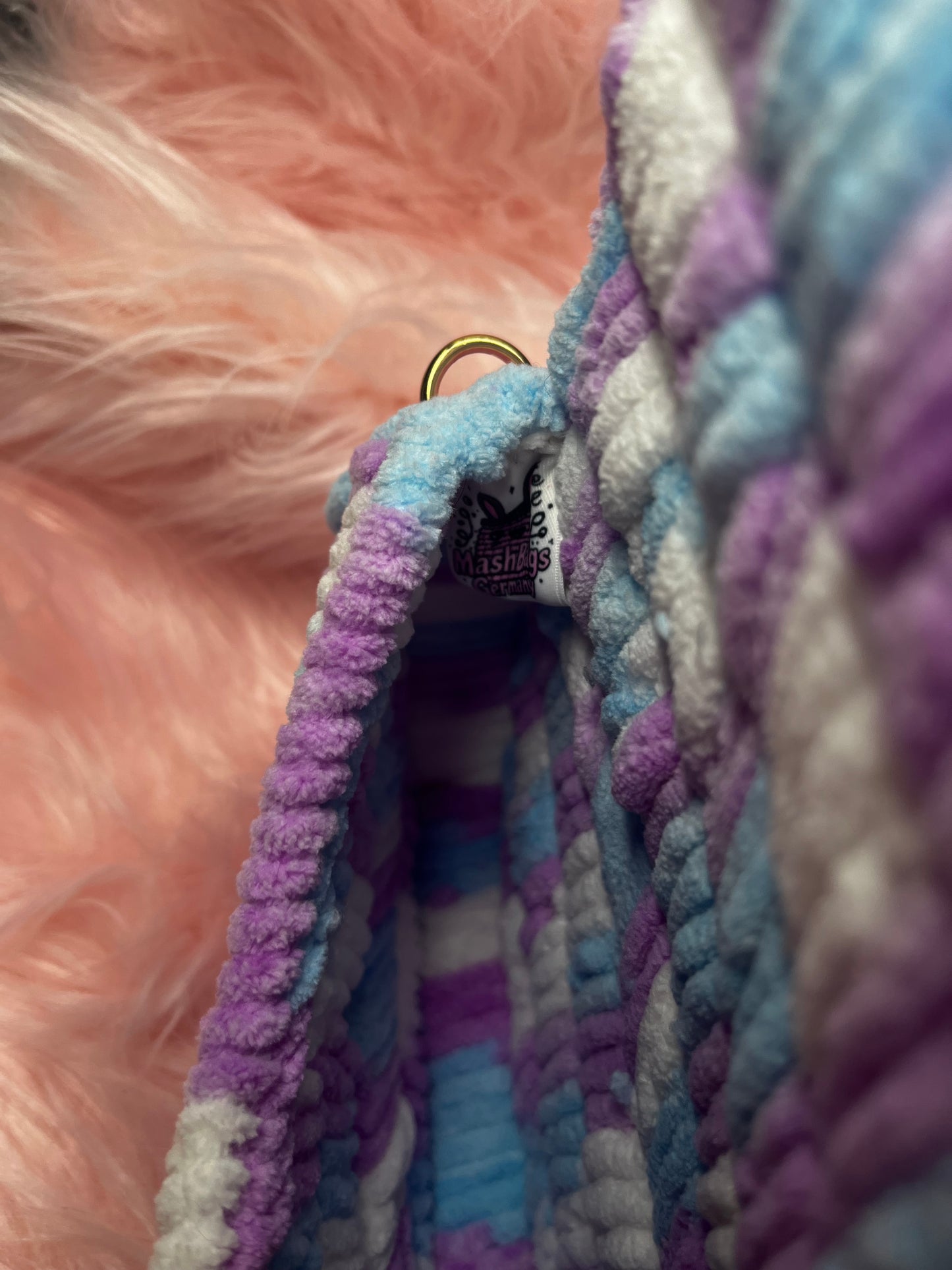 Flauschige Pastell-Handtasche mit Perlenhenkel – Handmade & Kawaii-Style
