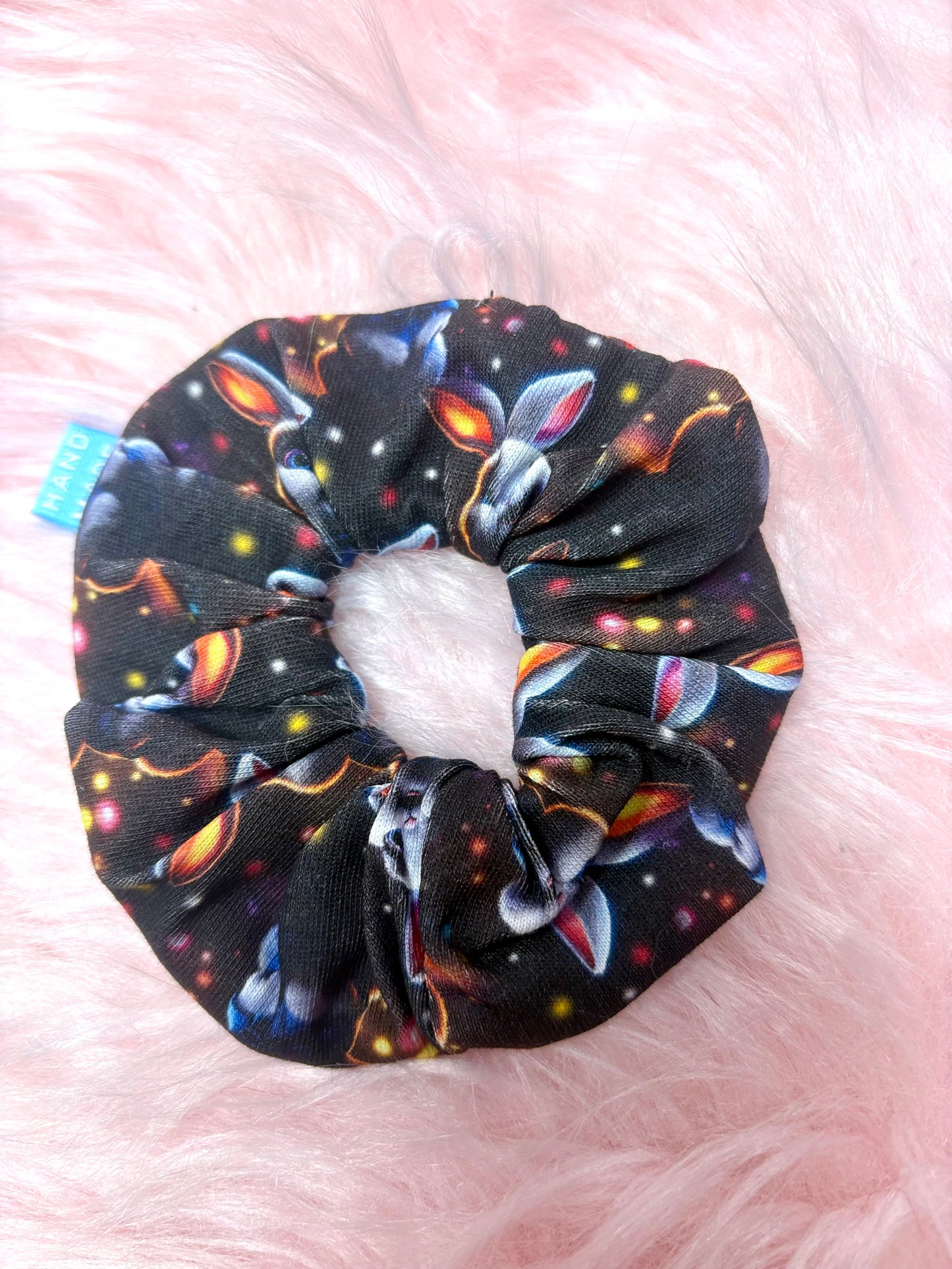Handgefertigter Osterhasen Scrunchie – Perfektes Accessoire für den Frühling