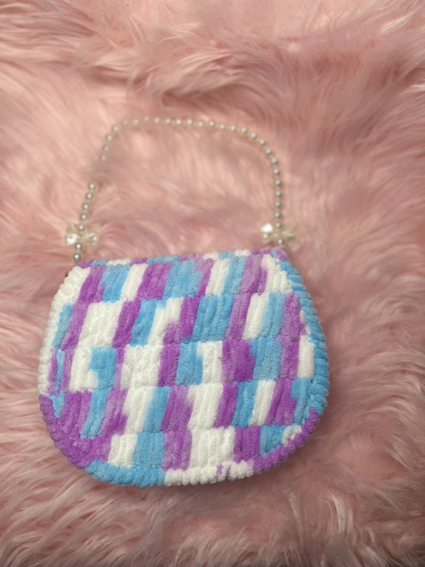 Flauschige Pastell-Handtasche mit Perlenhenkel – Handmade & Kawaii-Style