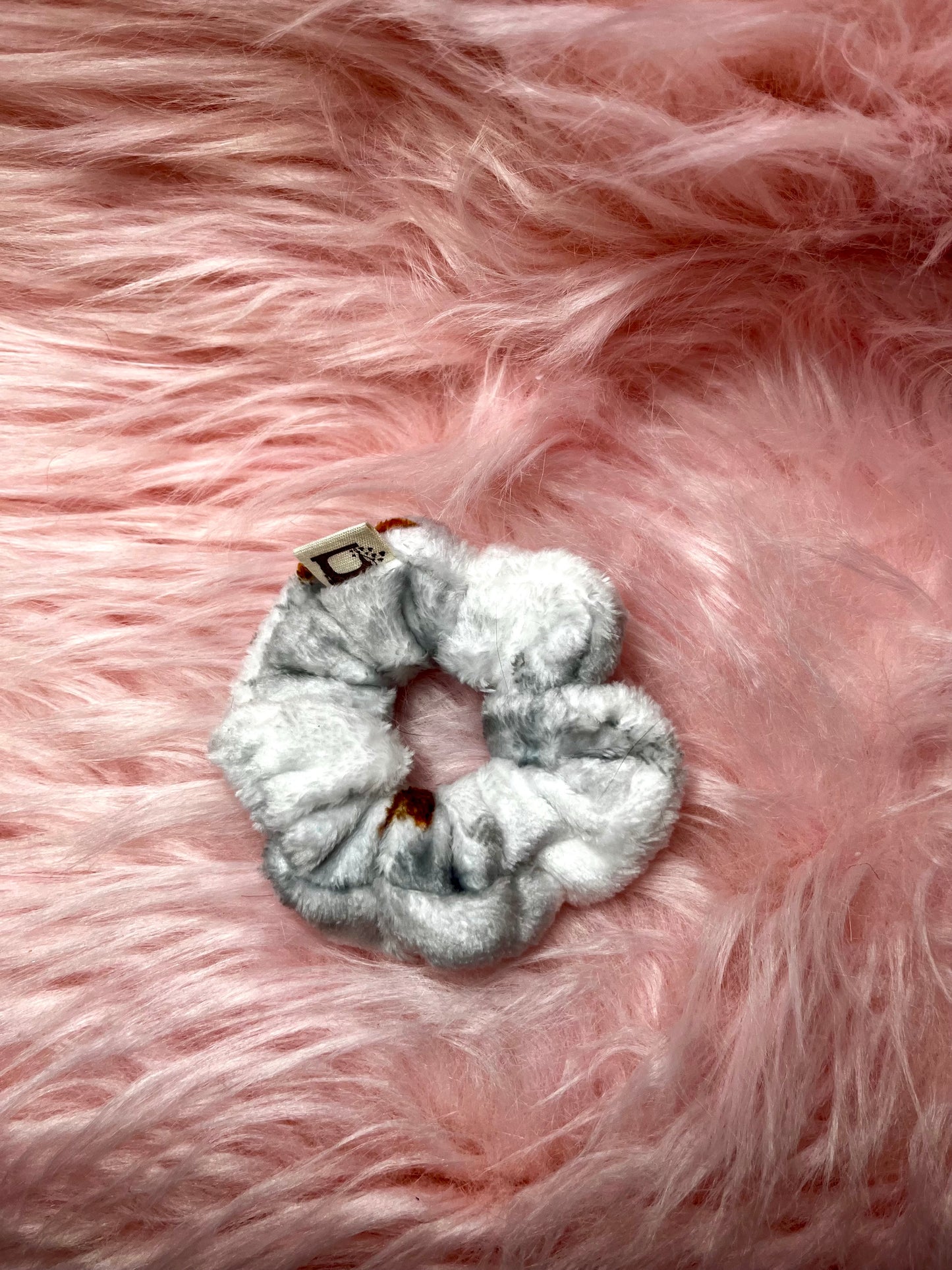 Eleganter handgefertigter Scrunchie im charmanten Fuchsmuster