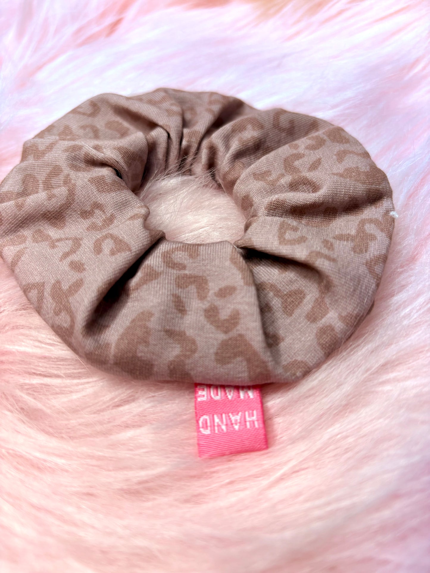 Handgemachter Pinker Scrunchie aus Bio-Baumwolle – Der perfekte Haarschmuck für einen nachhaltigen Look!