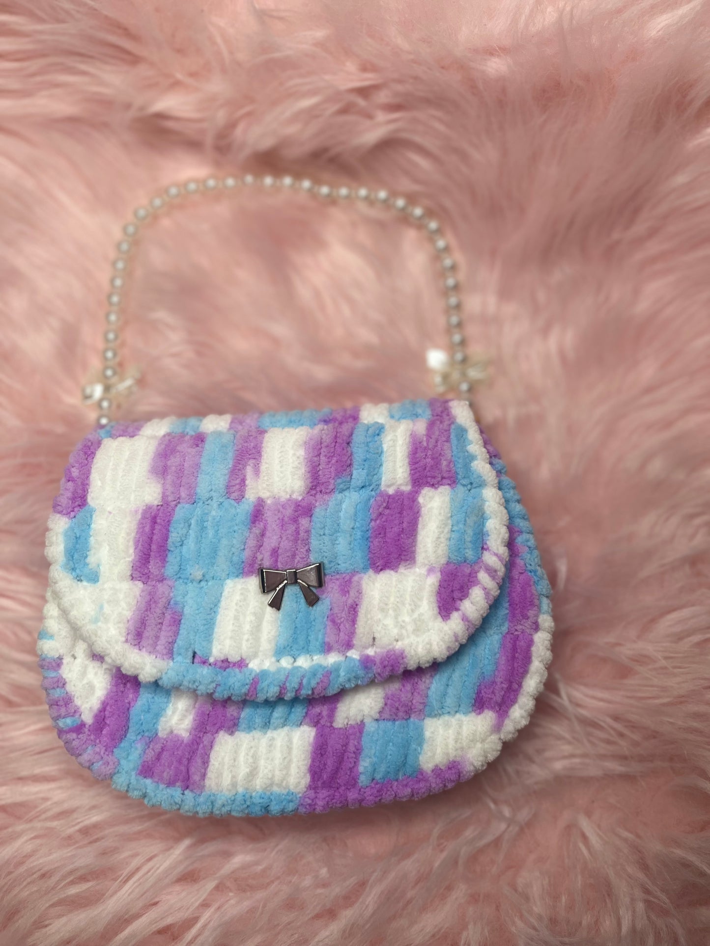 Flauschige Pastell-Handtasche mit Perlenhenkel – Handmade & Kawaii-Style