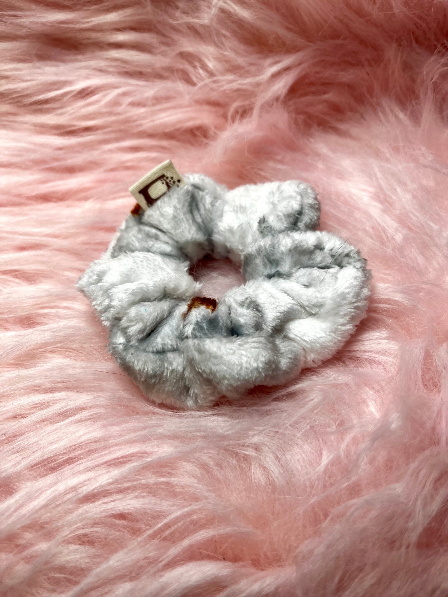 Eleganter handgefertigter Scrunchie im charmanten Fuchsmuster