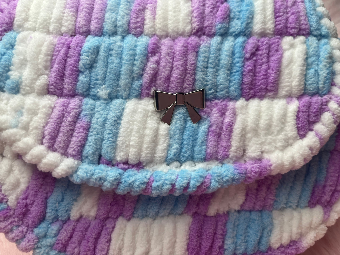 Flauschige Pastell-Handtasche mit Perlenhenkel – Handmade & Kawaii-Style