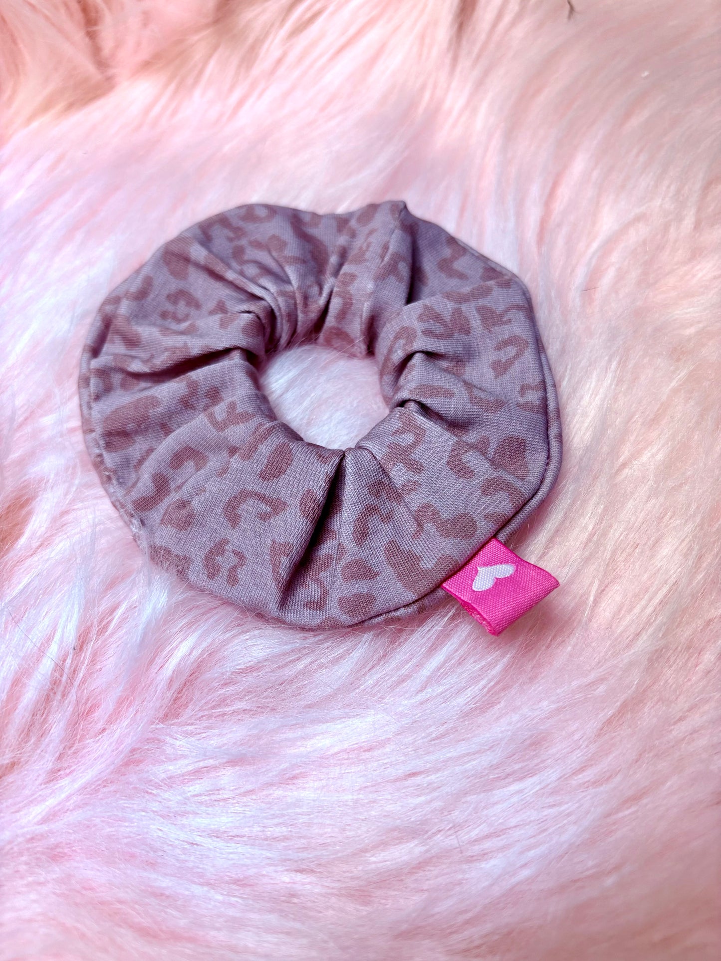Handgemachter Pinker Scrunchie aus Bio-Baumwolle – Der perfekte Haarschmuck für einen nachhaltigen Look!