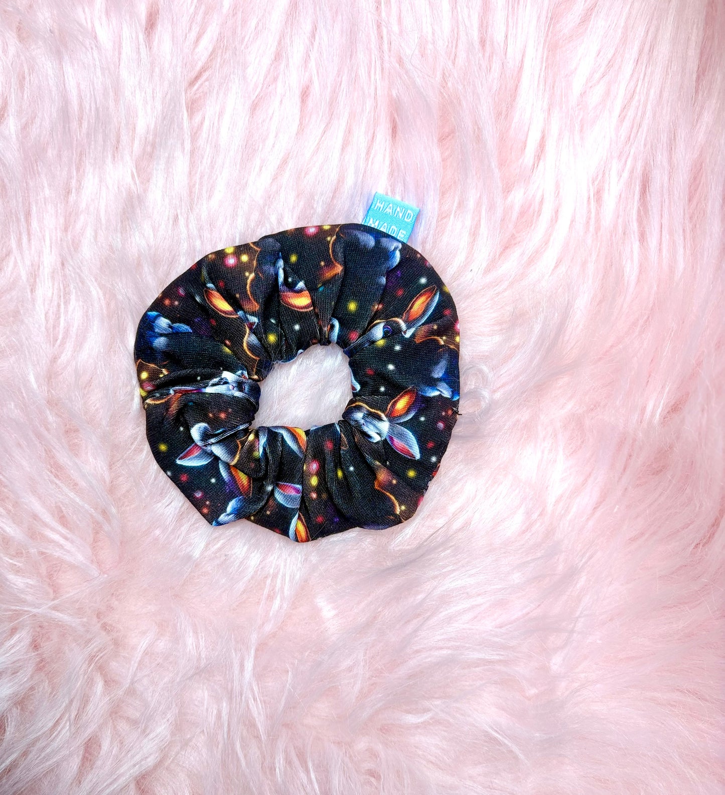 Handgefertigter Osterhasen Scrunchie – Perfektes Accessoire für den Frühling