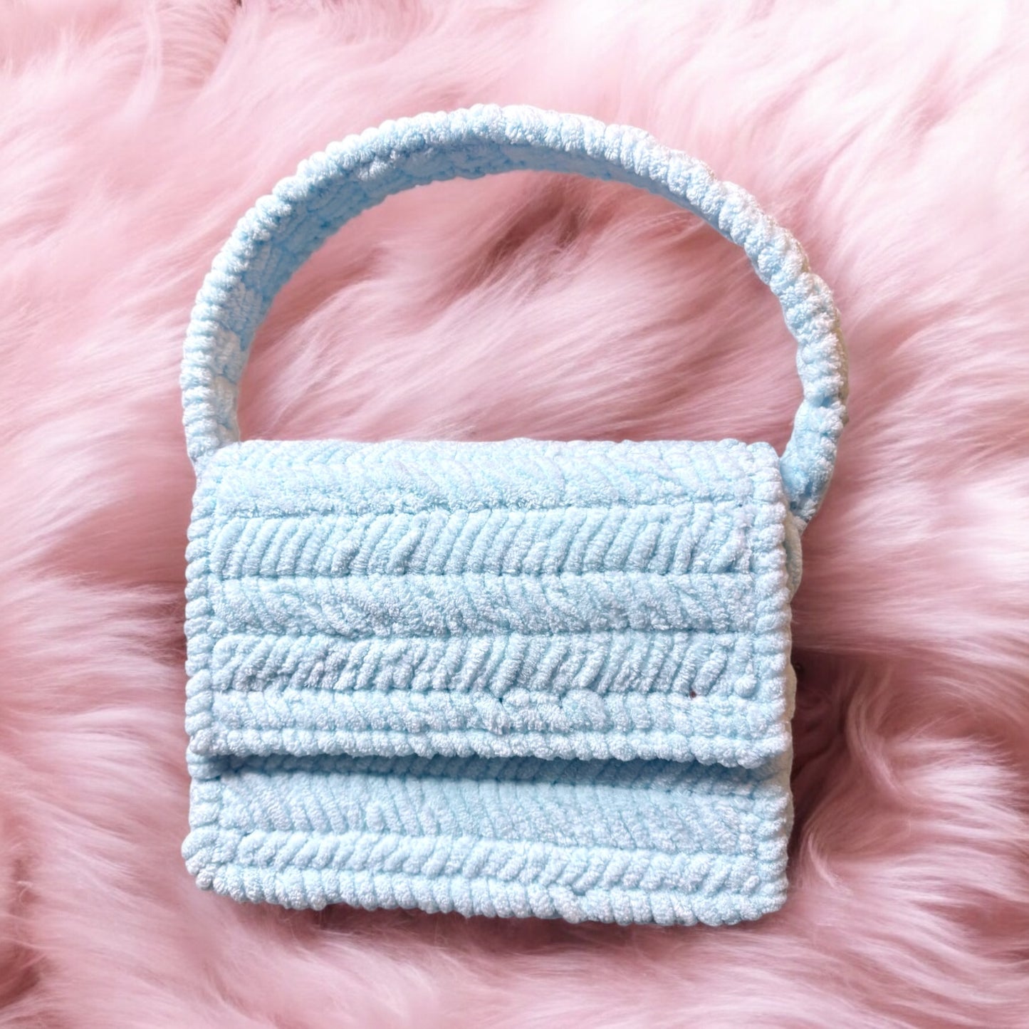 Gehäkelte Handtasche in zartem Hellblau