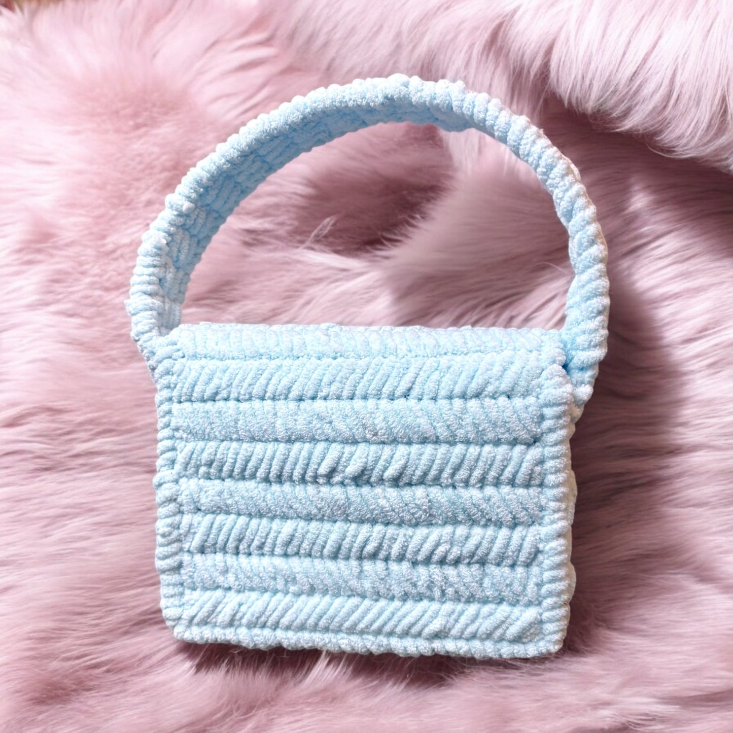 Gehäkelte Handtasche in zartem Hellblau