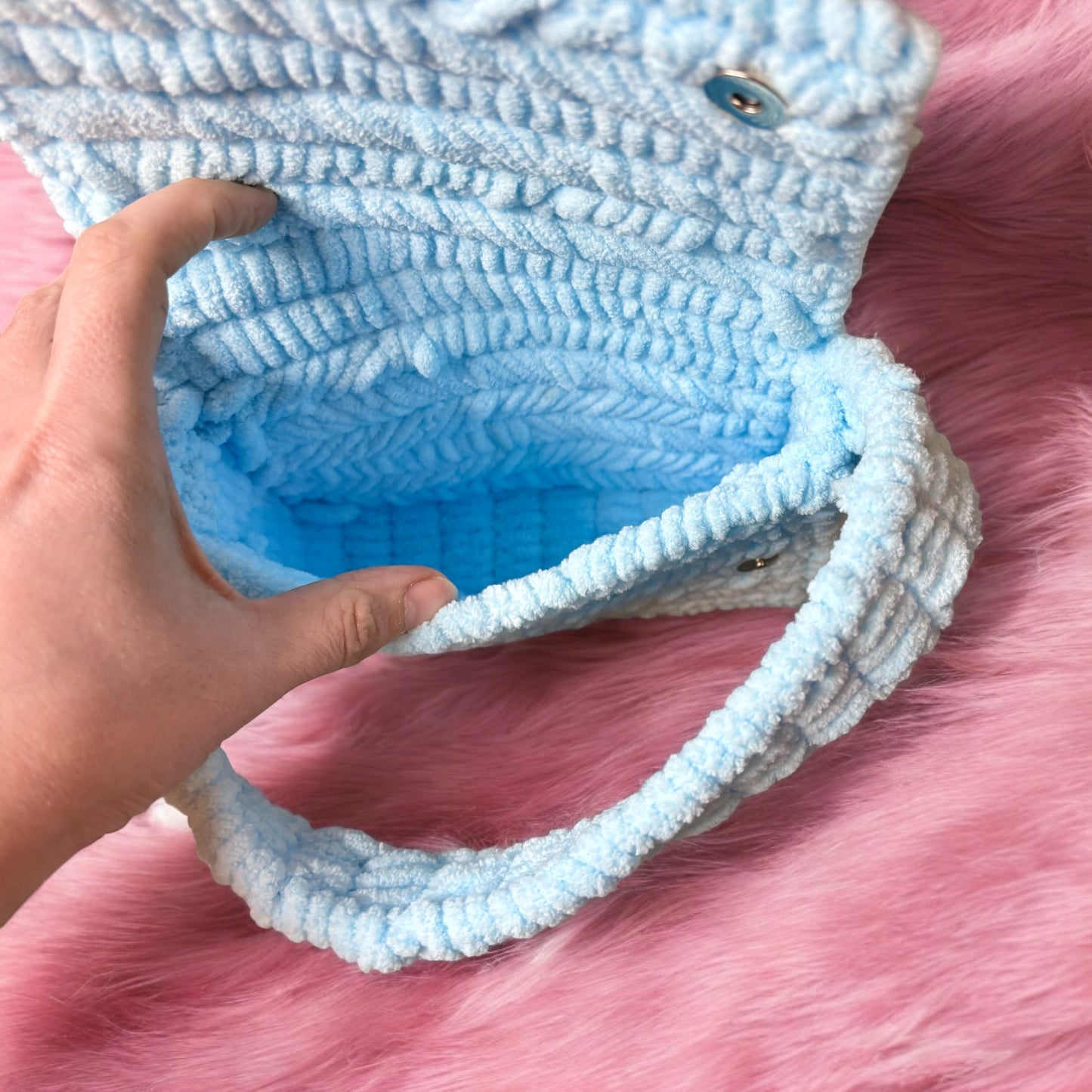 Gehäkelte Handtasche in zartem Hellblau
