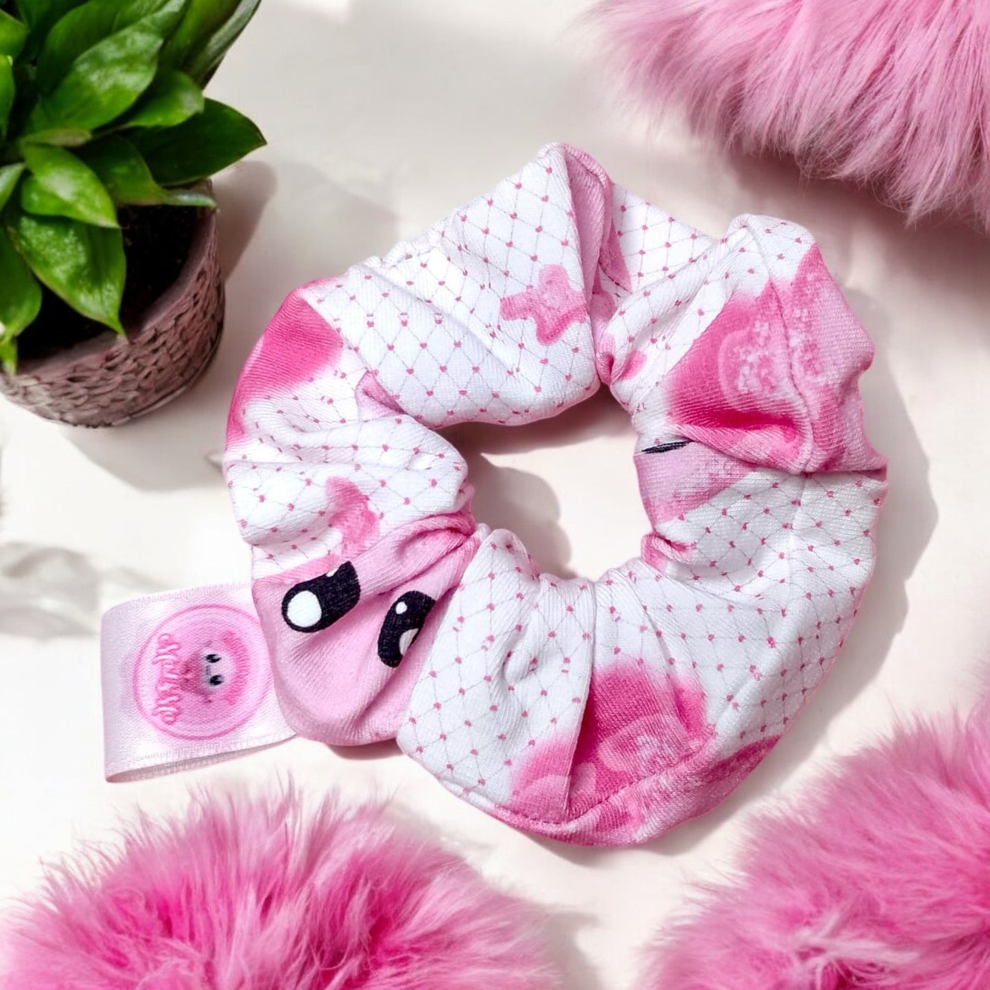 FluffyPuffy: Handgemachter rosa Scrunchie mit süßem Muster