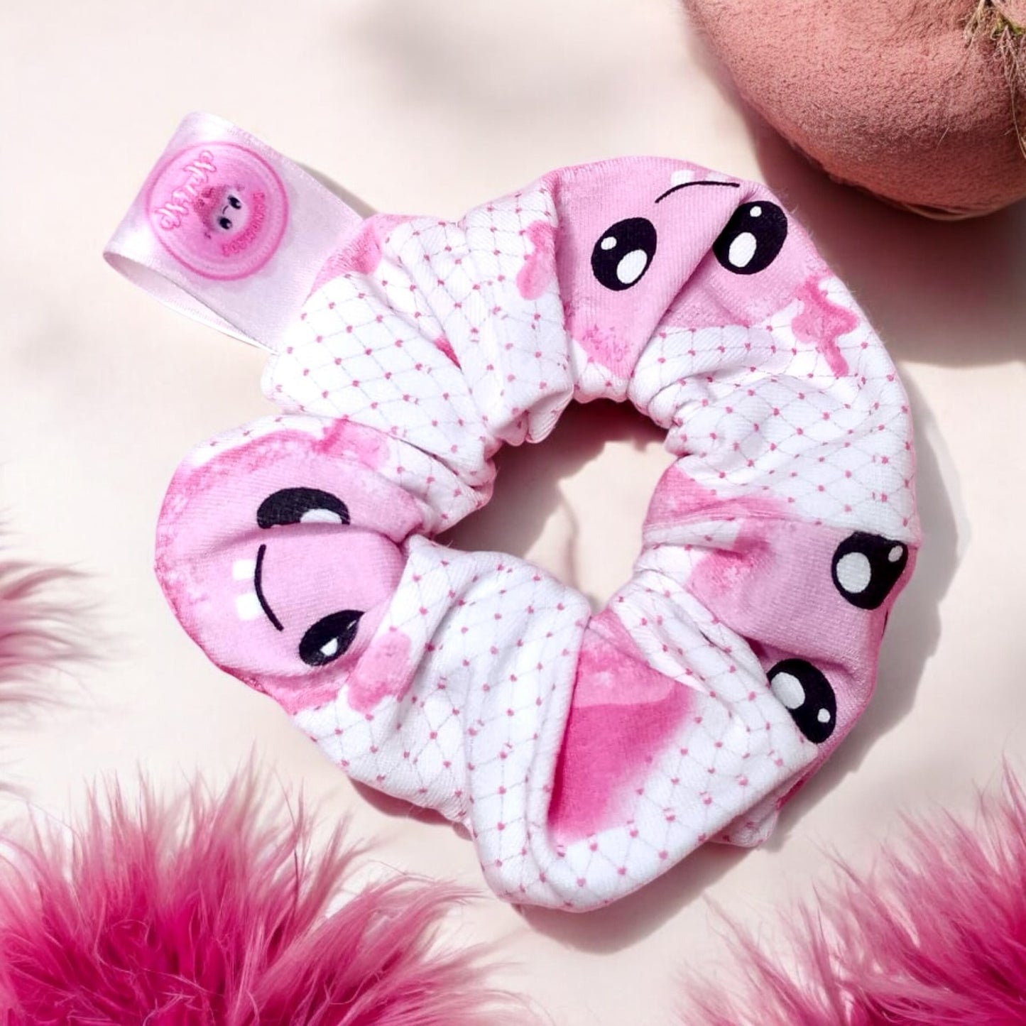 FluffyPuffy: Handgemachter rosa Scrunchie mit süßem Muster