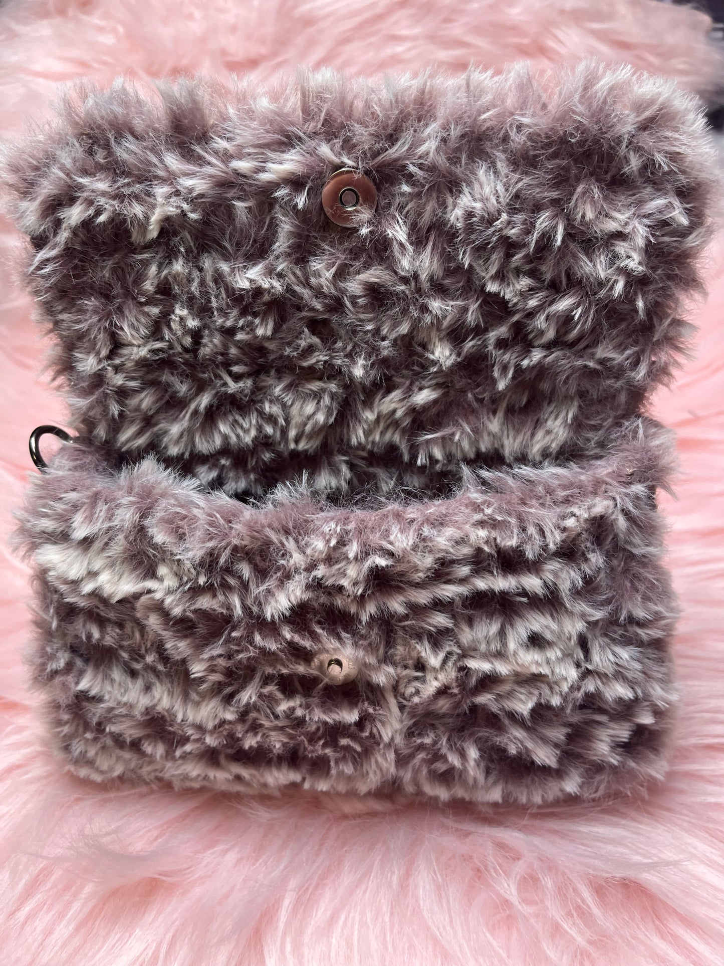 Luxuriöse Braune/Weiße Clutch aus Kuscheliger Wolle - Dein Stylischer Begleiter