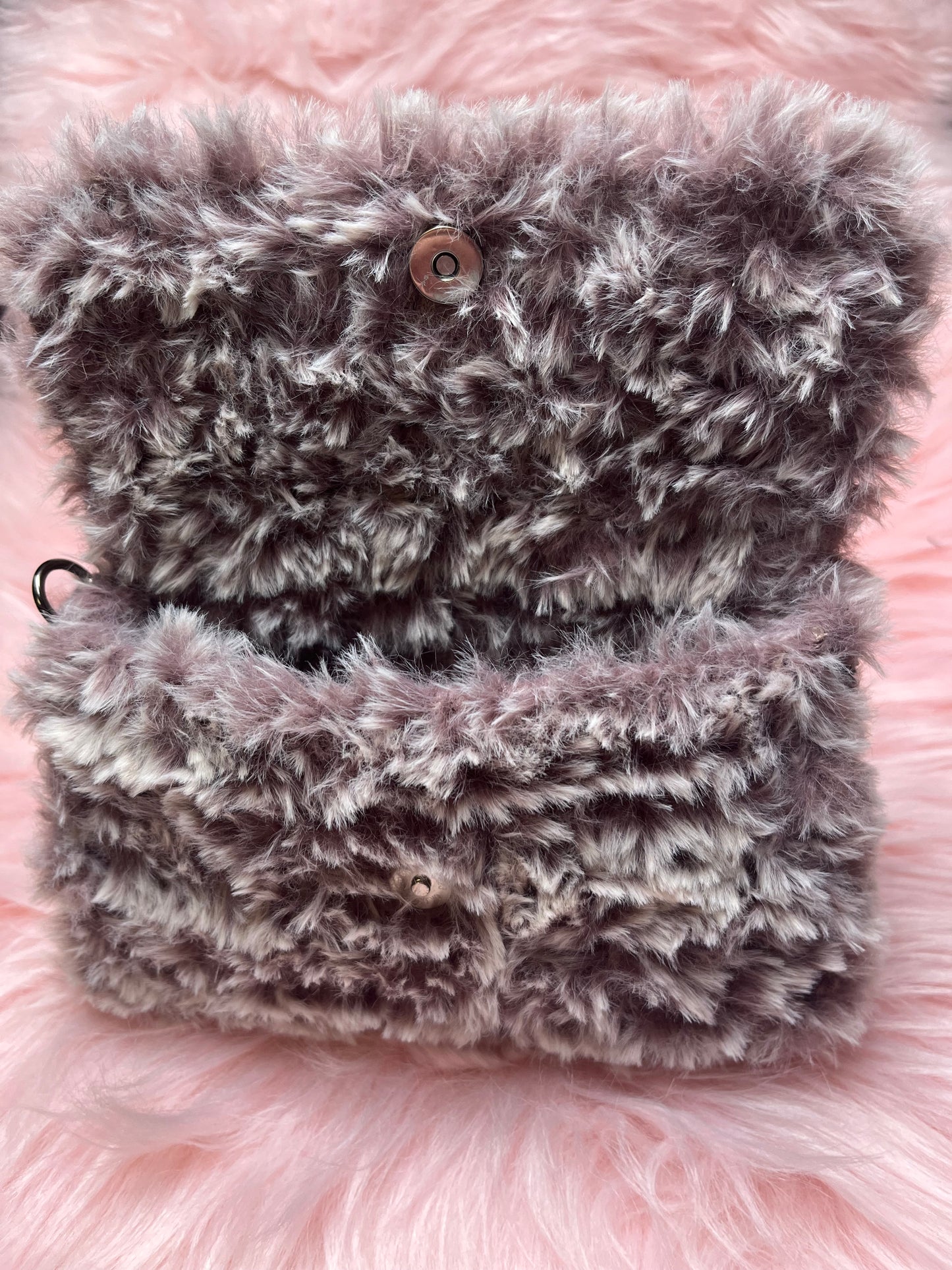 Luxuriöse Braune/Weiße Clutch aus Kuscheliger Wolle - Dein Stylischer Begleiter