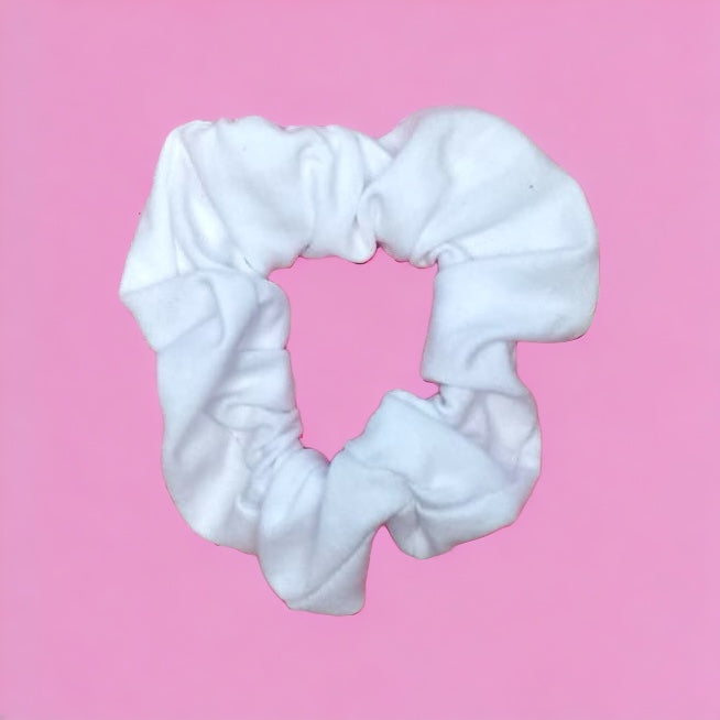 Weiße Scrunchies für den perfekten Style!